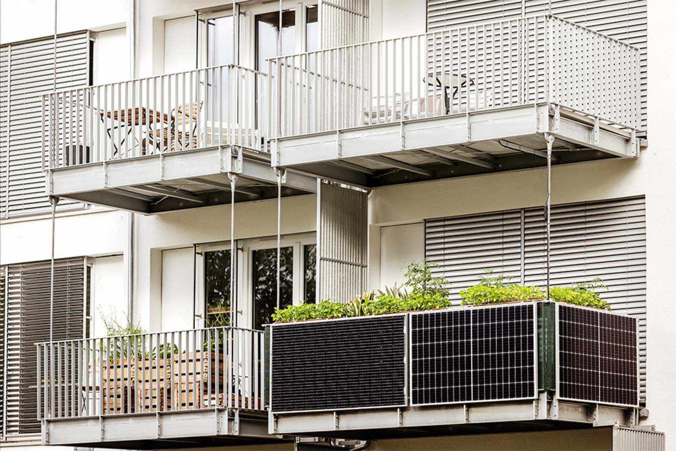 Balkon&shy;kraftwerk bei Clemens Elektrotechnik in Volkmarsen